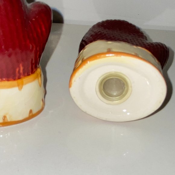 Ceramic Red Mittens Salt and Pepper Shakers Red Winter Christmas Vintage *read* - Picture 5 of 6
